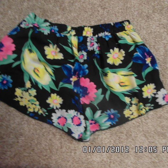 High waisted floral shorts - Picture 2 of 3